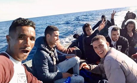 Open Arms recorre más de 1.800 kilómetros para recoger a decenas de inmigrantes ilegales frente a las costas tunecinas