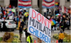 Informes explosivos del HHS confirman el daño “irreversible” causado por las “transiciones” de género en los niños